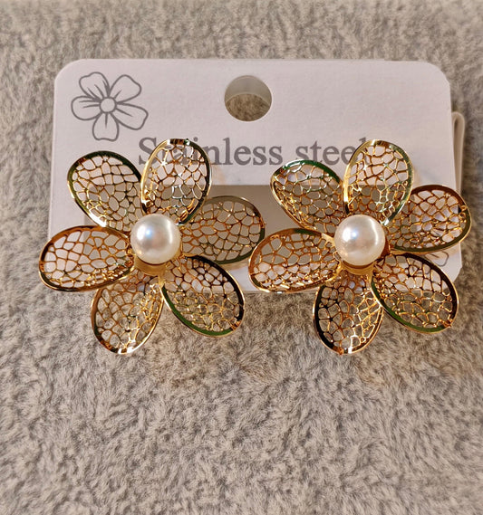 Flower earrings with a pearl stone